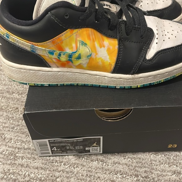 Jordan low SE 4Y.  Black white and multicolored. - Picture 4 of 8